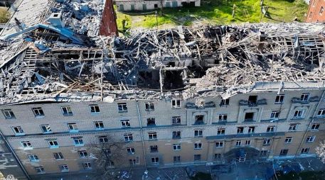 Daños en un edificio de la ciudad ucraniana de Dnipro tras una serie de ataques con misiles rusos. EFE/Dnipropetrovsk Regional Military Administration