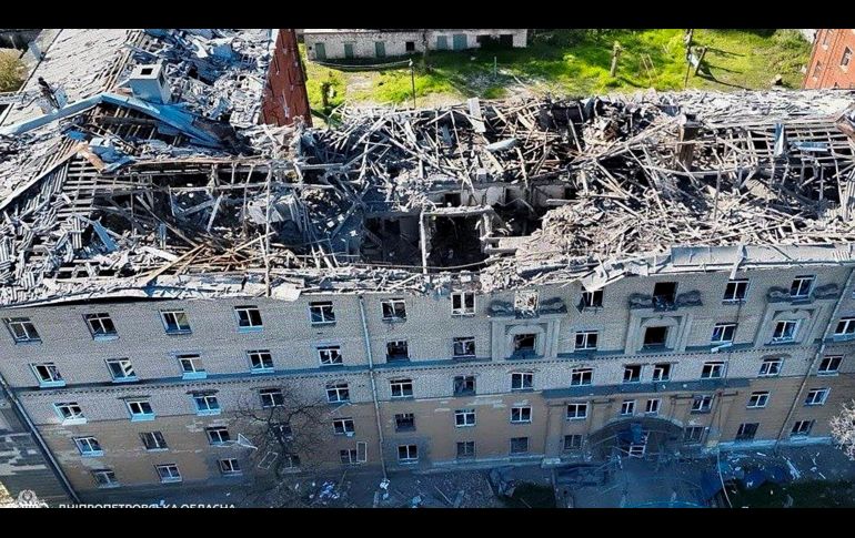 Daños en un edificio de la ciudad ucraniana de Dnipro tras una serie de ataques con misiles rusos. EFE/Dnipropetrovsk Regional Military Administration