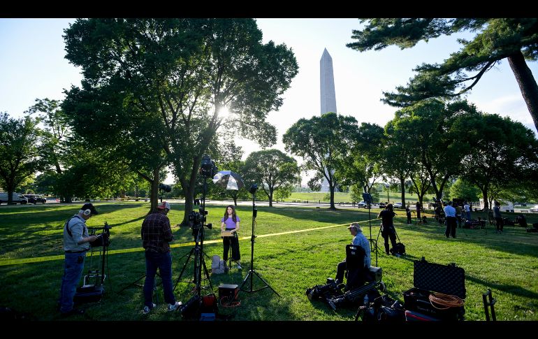 Periodistas reunidos mientras el Servicio Secreto y la policía local vigilan el lugar en donde agentes del orden balearon a una persona cerca del Monumento a Washington. AP/R. Lamkey