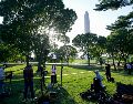 Periodistas reunidos mientras el Servicio Secreto y la policía local vigilan el lugar en donde agentes del orden balearon a una persona cerca del Monumento a Washington. AP/R. Lamkey
