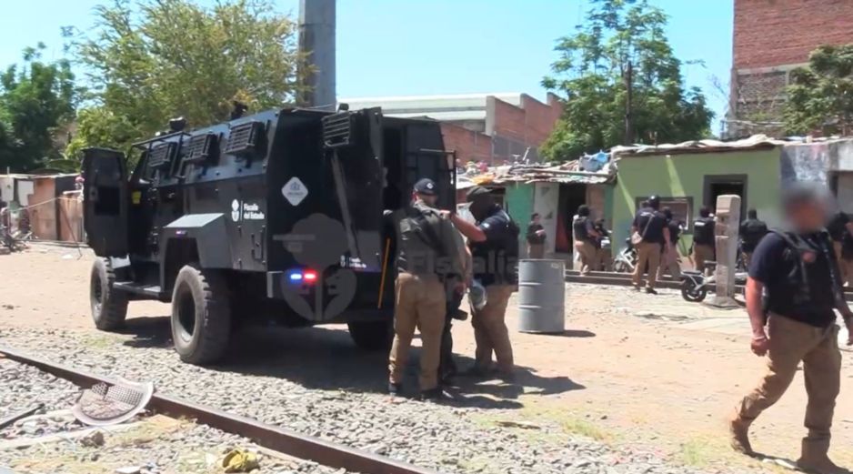 Autoridades estatales detuvieron a nueve personas, así como el aseguramiento de dos armas de fuego y diversas sustancias con características de droga. ESPECIAL/ Fiscalía de Jalisco.