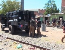 Autoridades estatales detuvieron a nueve personas, así como el aseguramiento de dos armas de fuego y diversas sustancias con características de droga. ESPECIAL/ Fiscalía de Jalisco.