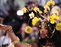 Como siempre, los looks fuera de lo común dominaron las cámaras en la Met Gala 2026 como fue el caso de este modelito que lució la cantante y compositora SZA. EFE/S. Yenesel