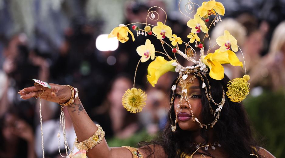 Como siempre, los looks fuera de lo común dominaron las cámaras en la Met Gala 2026 como fue el caso de este modelito que lució la cantante y compositora SZA. EFE/S. Yenesel