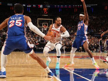 Jalen Brunson lideró con 35 puntos la histórica paliza de los New York Knicks sobre los Philadelphia 76ers. AFP/ J. D. GARRABRANT.