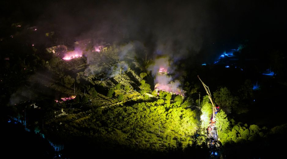 Vista aérea tomada con un dron el 4 de mayo de 2026 de la escena del rescate después de una explosión en una fábrica de fuegos artificiales, en el poblado de Guandu de Liuyang. XINHUA