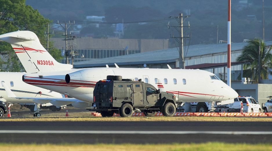 Avión y vehículo de seguridad utilizados en operativos de traslado de detenidos, en medio de la presión de Estados Unidos para reforzar acciones contra cárteles. AFP