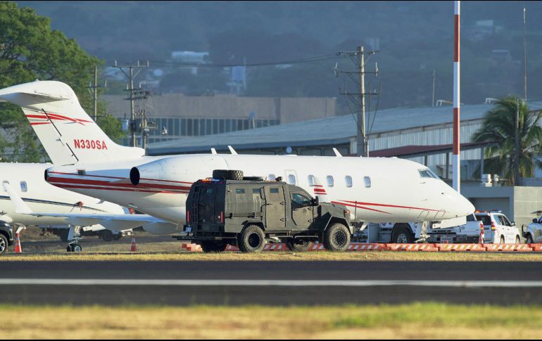 Avión y vehículo de seguridad utilizados en operativos de traslado de detenidos, en medio de la presión de Estados Unidos para reforzar acciones contra cárteles. AFP