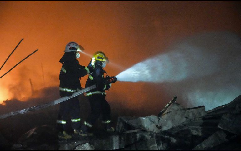 En esta fotografía se ve a rescatistas trabajar en el lugar tras una explosión en una fábrica de fuegos artificiales en la ciudad de Guandu, en Liuyang, provincia de Hunan, en el centro de China. Xinhua/ C. Sihan