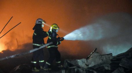 En esta fotografía se ve a rescatistas trabajar en el lugar tras una explosión en una fábrica de fuegos artificiales en la ciudad de Guandu, en Liuyang, provincia de Hunan, en el centro de China. Xinhua/ C. Sihan