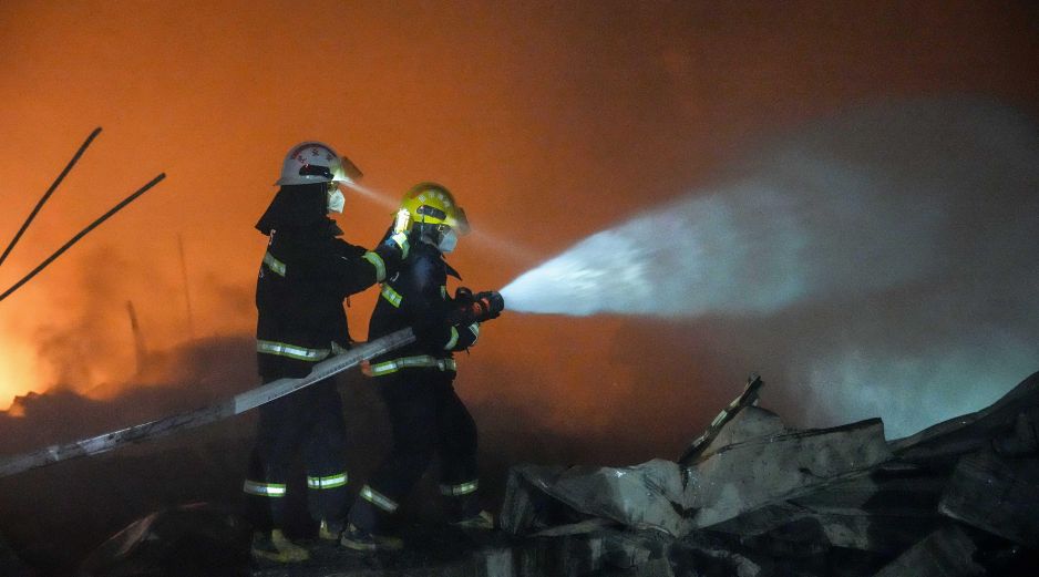 En esta fotografía se ve a rescatistas trabajar en el lugar tras una explosión en una fábrica de fuegos artificiales en la ciudad de Guandu, en Liuyang, provincia de Hunan, en el centro de China. Xinhua/ C. Sihan