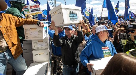 Simpatizantes cargan cajas con firmas para solicitar un referendo de separación a la Comisión Electoral de Alberta, el lunes 4 de mayo de 2026, en Alberta, Canadá. AP / Jason Franson / The Canadian Press