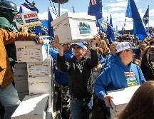 Simpatizantes cargan cajas con firmas para solicitar un referendo de separación a la Comisión Electoral de Alberta, el lunes 4 de mayo de 2026, en Alberta, Canadá. AP / Jason Franson / The Canadian Press
