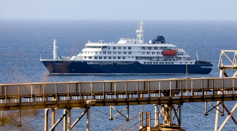 El crucero holandés MV Hondius se encuentra anclado en Cabo Verde tras la muerte de tres personas a bordo a causa del hantavirus, un síndrome respiratorio agudo. EFE/ARCHIVO
