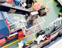 Trabajadores de la salud desembarcan del MV Hondius, un crucero que lleva a casi 150 personas, frente a Cabo Verde, el 4 de mayo del 2026. AP/ Qasem Elhato