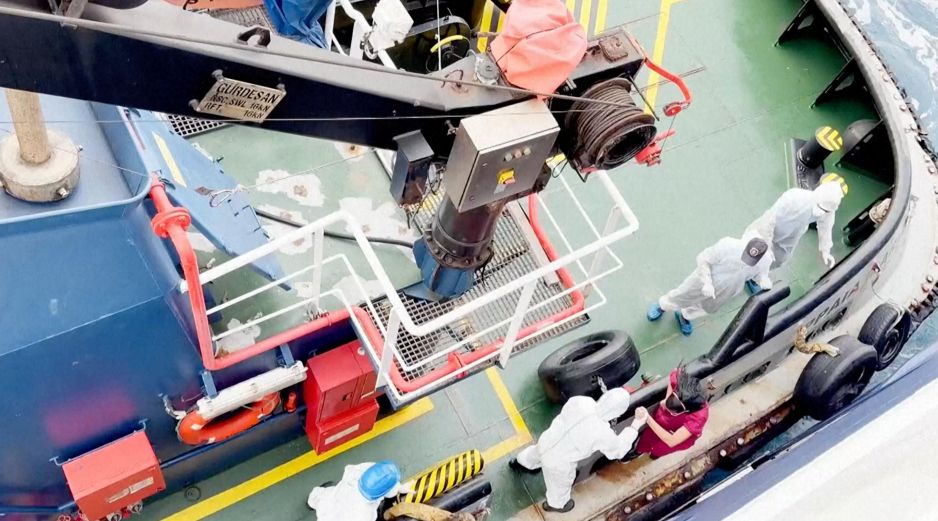 Trabajadores de la salud desembarcan del MV Hondius, un crucero que lleva a casi 150 personas, frente a Cabo Verde, el 4 de mayo del 2026. AP/ Qasem Elhato