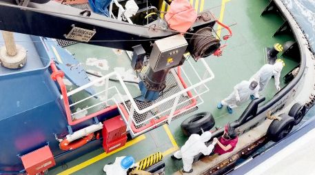 Trabajadores de la salud desembarcan del MV Hondius, un crucero que lleva a casi 150 personas, frente a Cabo Verde, el 4 de mayo del 2026. AP/ Qasem Elhato