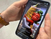 El proceso, replicado ahora por miles de creadores, se basa en un flujo de trabajo con herramientas como ChatGPT, para crear la trama, y programas especializados en creación de avatares y que permiten sincronizar los labios de las frutas con audios generados por IA. EFE/J. Picazo