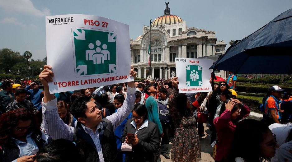 Desalojar los edificios con calma es crucial para el éxito del Primer Simulacro Nación al 2026. EFE/ARCHIVO