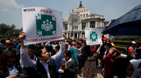 Desalojar los edificios con calma es crucial para el éxito del Primer Simulacro Nación al 2026. EFE/ARCHIVO