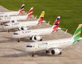 Esta situación global ha obligado a la industria aérea a reestructurar continuamente sus proyecciones financieras y a buscar eficiencias operativas para mitigar el impacto en sus flujos de caja. LATAM airlines ESPECIAL