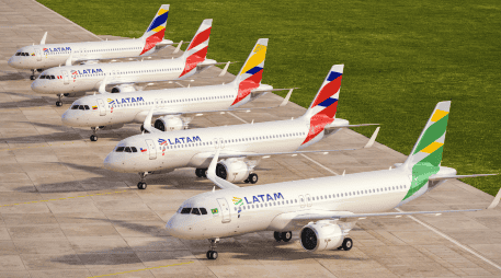 Esta situación global ha obligado a la industria aérea a reestructurar continuamente sus proyecciones financieras y a buscar eficiencias operativas para mitigar el impacto en sus flujos de caja. LATAM airlines ESPECIAL