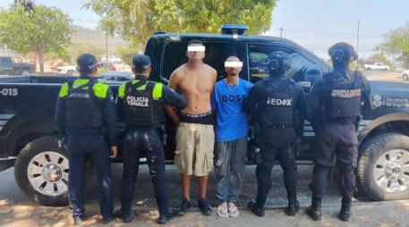 La intervención se realizó sobre el cruce de avenida del Abad Sur y avenida Paseo El Torreón, donde policías localizaron a dos hombres afuera de un domicilio cuyas características coincidían con las de las personas que habían sido identificadas previamente por las autoridades. CORTESÍA