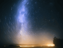 Según la (NASA), este evento ocurre cuando la Tierra cruza la estela de fragmentos dejada por el cometa Halley en sus trayectorias anteriores. CANVA