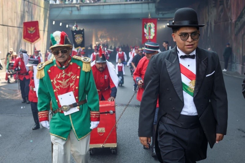 El desfile tradicional se celebró en medio de realismo histórico y disfraces llamativos. SUN/L. Camacho
