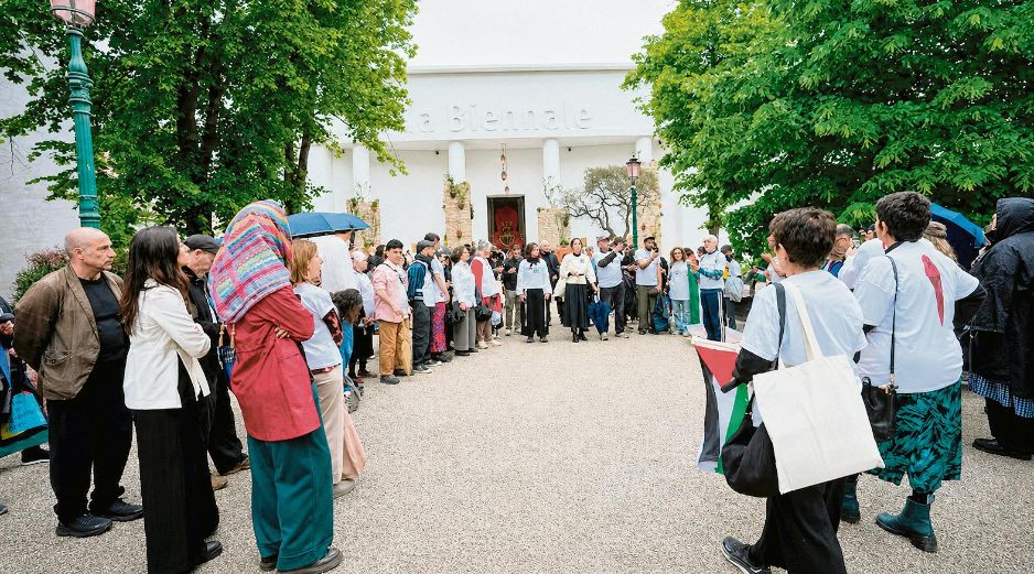 Manifestantes proPalestina en la Bienal de Venecia. AP