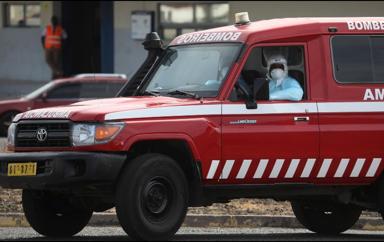 Una ambulancia que transporta a uno de los tres pasajeros sospechosos de tener hantavirus en el crucero. EFE/E. MONTEIRO