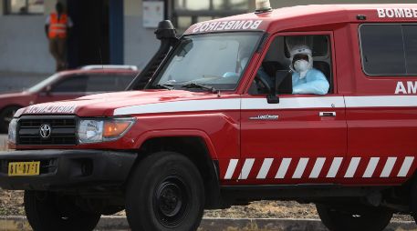 Una ambulancia que transporta a uno de los tres pasajeros sospechosos de tener hantavirus en el crucero. EFE/E. MONTEIRO