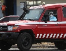Una ambulancia que transporta a uno de los tres pasajeros sospechosos de tener hantavirus en el crucero. EFE/E. MONTEIRO