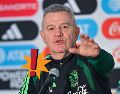 El objetivo de la rueda de prensa del "Vasco" Aguirre sería apaciguar y poner claridad al conflicto que se suscita entre los seleccionados de Chivas de cara al Mundial 2026. Imago7 / ARCHIVO
