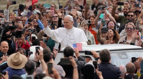El papa León XIV llega a su audiencia general seminal en la Plaza de San Pedro, en el Vaticano, el miercoles 6 de mayo de 2026. AP/ G. Borgia