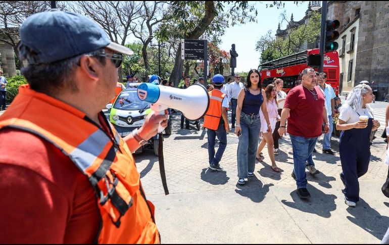 En el caso de Palacio de Gobierno, fueron evacuadas 220 personas, entre ellas, el gobernador de Jalisco, así como un grupo de alrededor de 20 niñas y niños del municipio de Teuchitlán. EL INFORMADOR/ A. Navarro