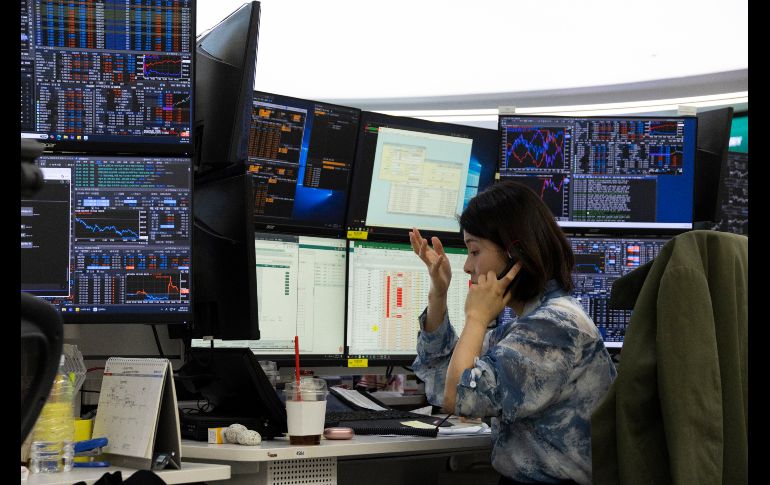 En la jornada también resaltó un descenso en el precio del petróleo WTI, que llegó a menos de 100 dólares el barril. EFE/J. Heon-Kyun