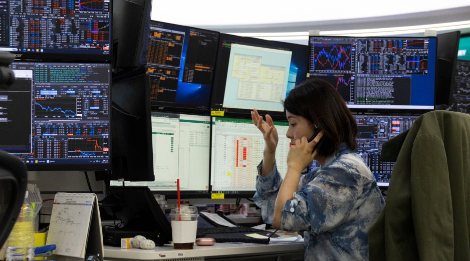 En la jornada también resaltó un descenso en el precio del petróleo WTI, que llegó a menos de 100 dólares el barril. EFE/J. Heon-Kyun
