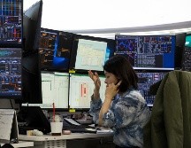 En la jornada también resaltó un descenso en el precio del petróleo WTI, que llegó a menos de 100 dólares el barril. EFE/J. Heon-Kyun