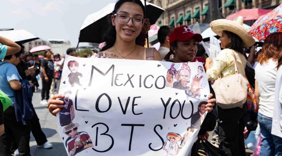A pesar del calor, las ARMYS llegaron con carteles para demostrarle su amor a BTS. SUN/H. Salvador