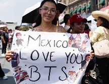 A pesar del calor, las ARMYS llegaron con carteles para demostrarle su amor a BTS. SUN/H. Salvador