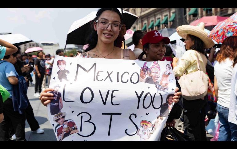 A pesar del calor, las ARMYS llegaron con carteles para demostrarle su amor a BTS. SUN/H. Salvador