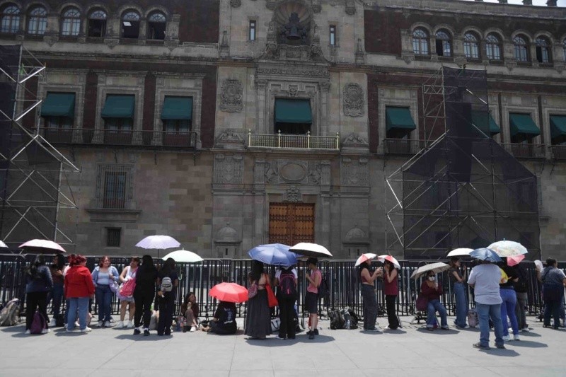 Con paraguas, botellas de agua fresca y mucha energía, las fans de BTS no dejaron que el sol y el ajetreo de la ciudad apagaran su ilusión. SUN/C. Mejía