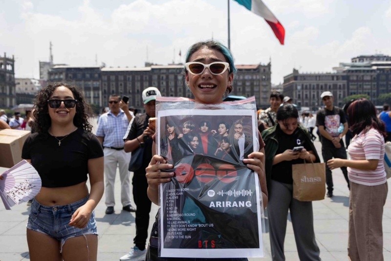 La euforia desatada demuestra el poder del K-Pop y activa un operativo especial de seguridad en el corazón de la Ciudad de México. SUN/H. Salvador