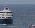 El crucero MV Hondius permanece anclado en un puerto de Praia, Cabo Verde, en medio de la incertidumbre. AP/M. Apawu