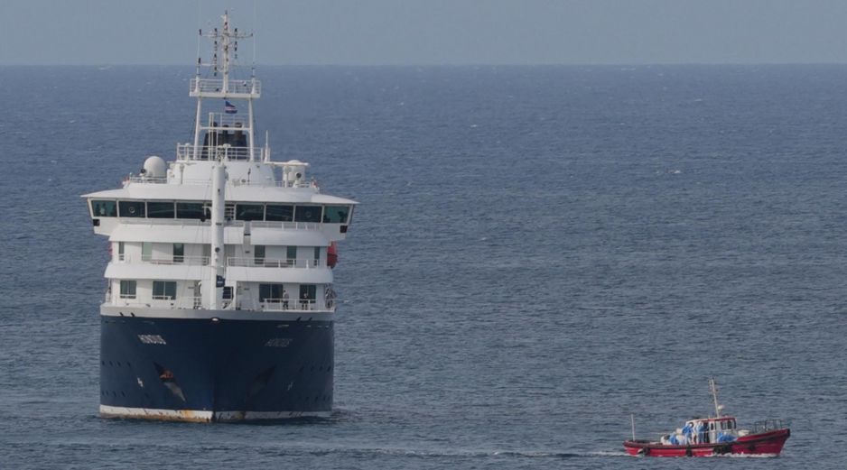 El crucero MV Hondius permanece anclado en un puerto de Praia, Cabo Verde, en medio de la incertidumbre. AP/M. Apawu