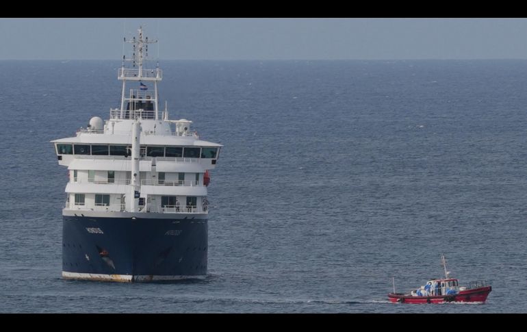 El crucero MV Hondius permanece anclado en un puerto de Praia, Cabo Verde, en medio de la incertidumbre. AP/M. Apawu