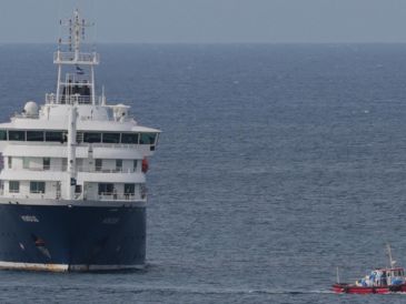 El crucero MV Hondius permanece anclado en un puerto de Praia, Cabo Verde, en medio de la incertidumbre. AP/M. Apawu
