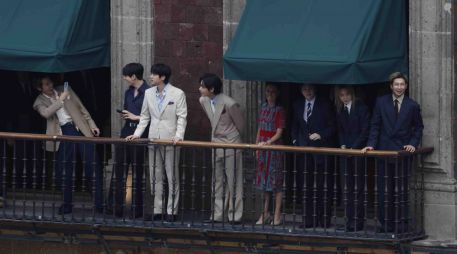 El grupo coreano BTS salió a uno de los balcones de Palacio Nacional acompañado de la Presidenta Claudia Sheinbaum. SUN/D. Sánchez