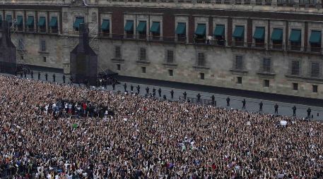 El grupo coreano BTS salió a uno de los balcones de Palacio Nacional acompañado de la Presidenta Claudia Sheinbaum. SUN/D. Sánchez